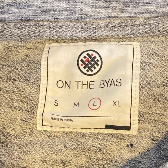 On The Byas Large Silver/Grey/Blue Long Sleeve with Front Chest Pocket - Picture 2 of 3